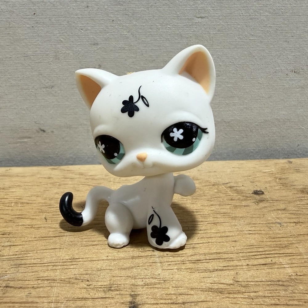 Littlest Pet Shop Shorthair Cat #547 White Black Flower Decals Blue Eyes Paw Up